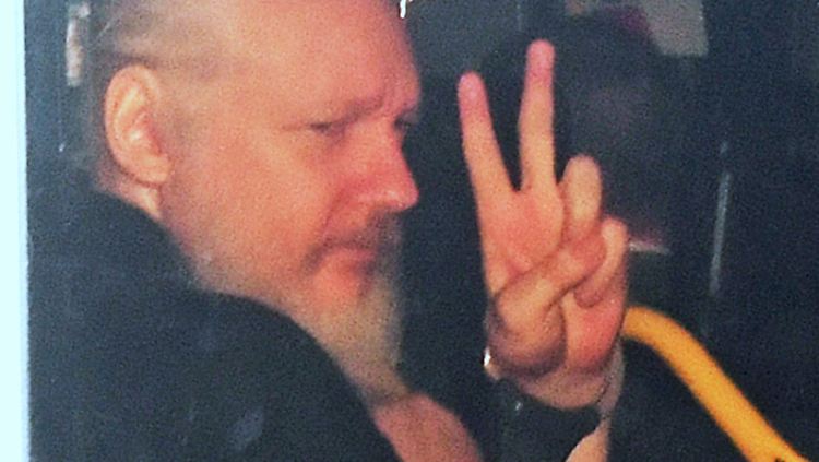Julian Assange bei seinem Transport ins Gericht: Der Wikileaks-Gründer könnte zwölf Monate in Haft kommen.