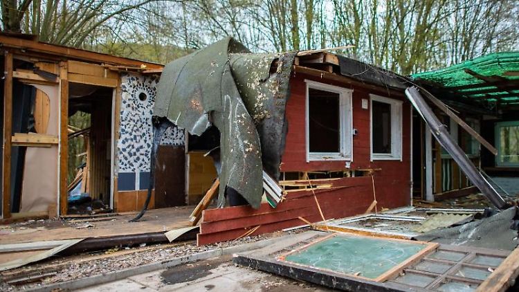 Die bereits zum Teil abgerissene Parzelle des mutmaßlichen Täters auf dem Campingplatz Eichwald. 