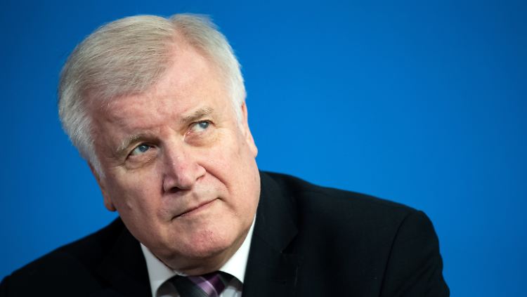 Horst Seehofer hat eigene Vorstellungen davon, wie in Zukunft mit Asylbewerbern umzugehen ist.