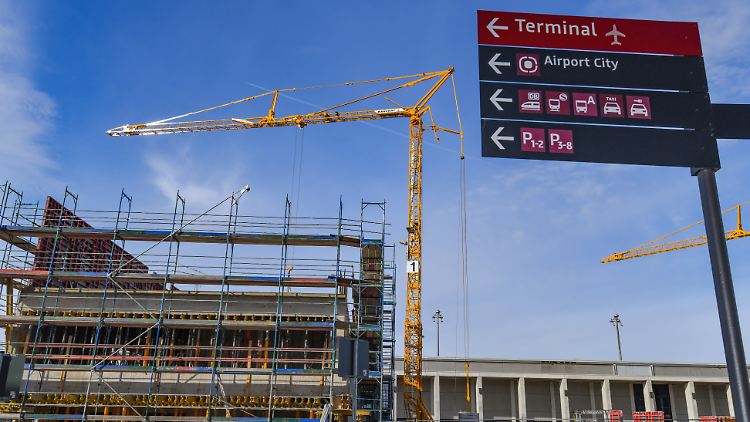 Am Nord-Pier des Hauptstadtflughafens Berlin Brandenburg Willy Brandt werden neue Gebäude gebaut.