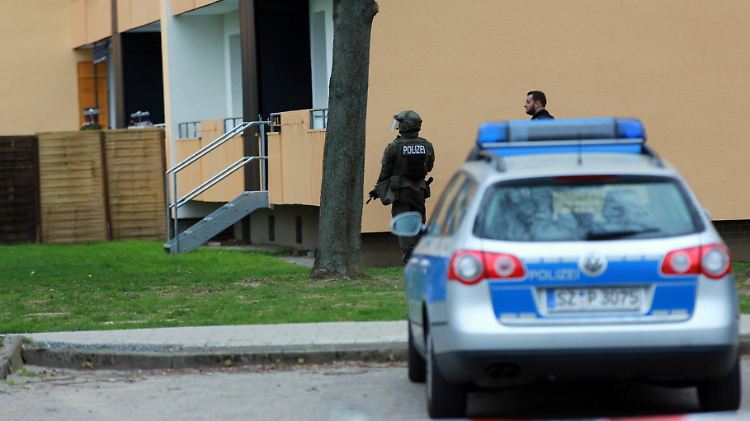 Beamte vor dem abgeriegelten Wohnhaus in Salzgitter.