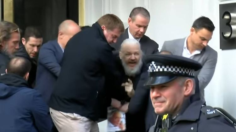 Am Donnerstag wurde Julian Assange von der britischen Polizei aus der Botschaft von Ecuador geführt.