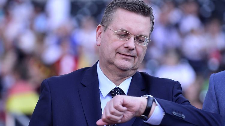 Symbolbild: Wichtiger Fußballfunktionär mit teurer Uhr.
