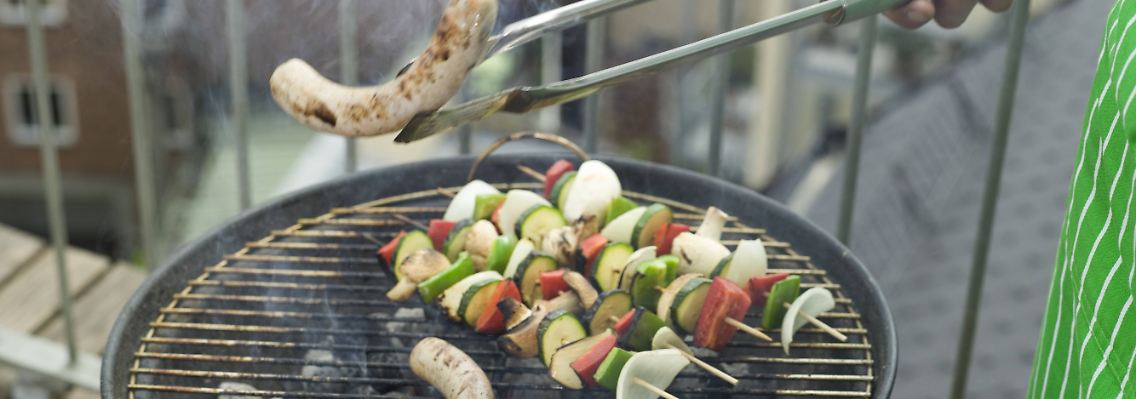 Grillen kann auch auf dem Balkon erlaubt sein, aber Rücksicht auf Nachbarn ist Pflicht.