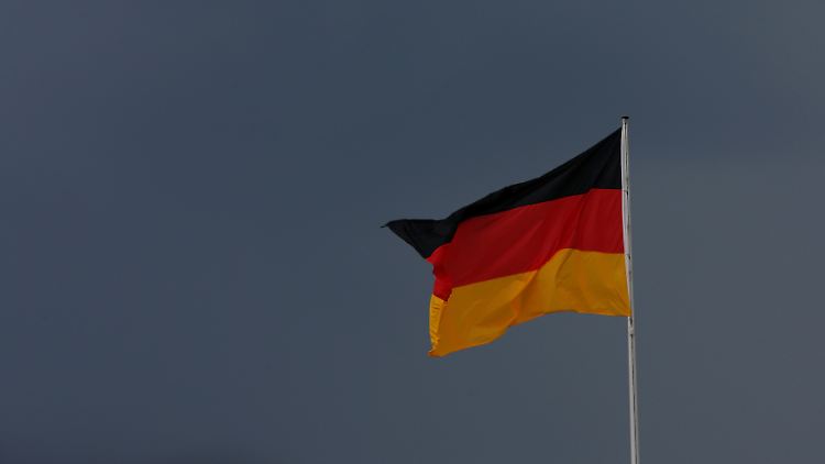 Das Magazin sieht zwei deutsche Schlüsselbranchen in Gefahr: die Automobilindustrie und die Banken.