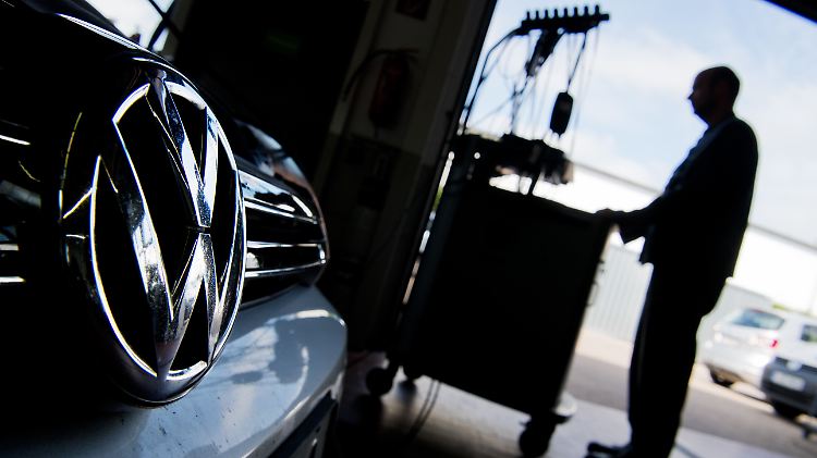 VW hat bei der Entwicklung des Golf 8 offenbar technische Probleme.
