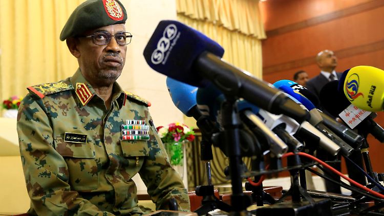 Ibn Auf hat jetzt im Sudan das Sagen: Der frühere Vertraute von Präsident Al-Bashir verspricht, die Macht wieder abzugeben.  