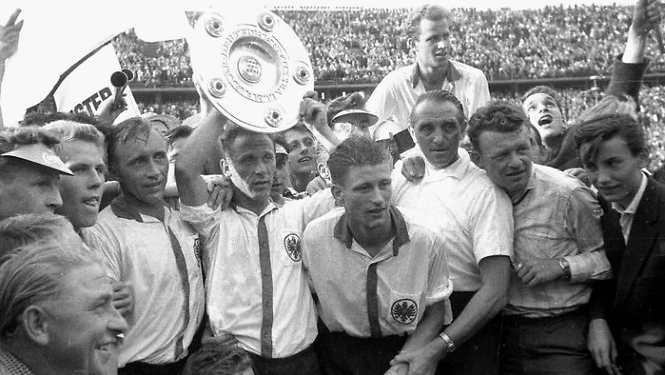 Die Deutsche Meisterschaft im Jahr 1959 ist eines der Highlights der Vereinsgeschichte. Doch ein Jahr später - leider ohne Fotonachweis - gibt es ein noch sagenhafteres Ereignis: Die Frankfurter ziehen in das Finale des Europapokals ein.