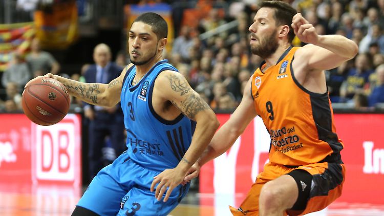 Albas Peyton Siva (l.) kämpft gegen Sam van Rossom um den Ball.
