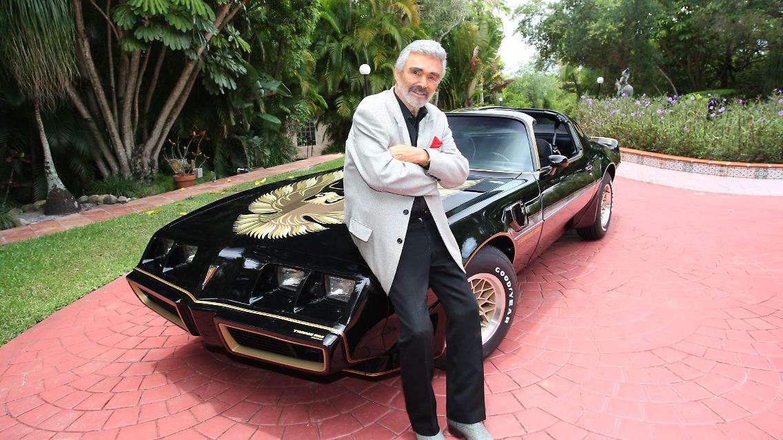 Der späte Burt Reynolds und das schwarze Schmuckstück.