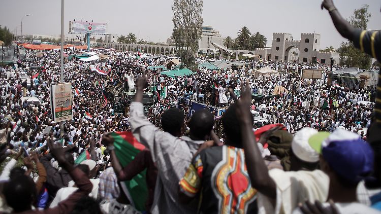 Sudanesische Demonstranten versammeln sich, um die Bildung einer Zivilregierung zu fordern, einen Tag nachdem das Militär die Macht übernommen hat. 