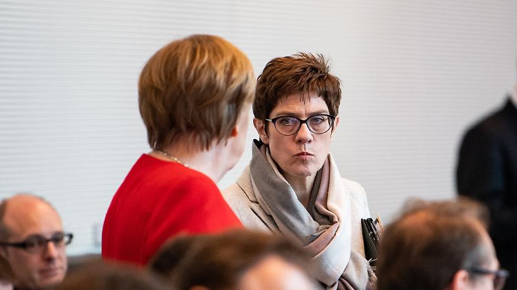 CDU-Chefin Kramp-Karrenbauer und Bundeskanzlerin Merkel bei einer Sitzung der Unionsfraktion.