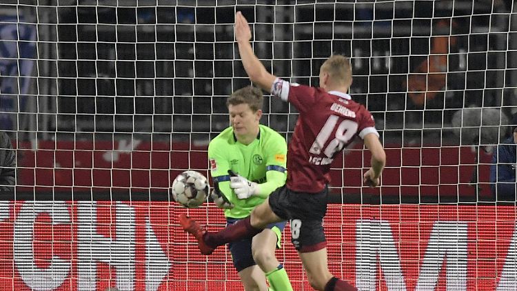Als Nürnbergs Hanno Behrens den Ball an S04-Keeper Nübel vorbeigespitzelt und ins Tor geschossen hatte, war das Spiel wegen gefährlichen Spiels schon unterbrochen - daher zählte der Treffer nicht.