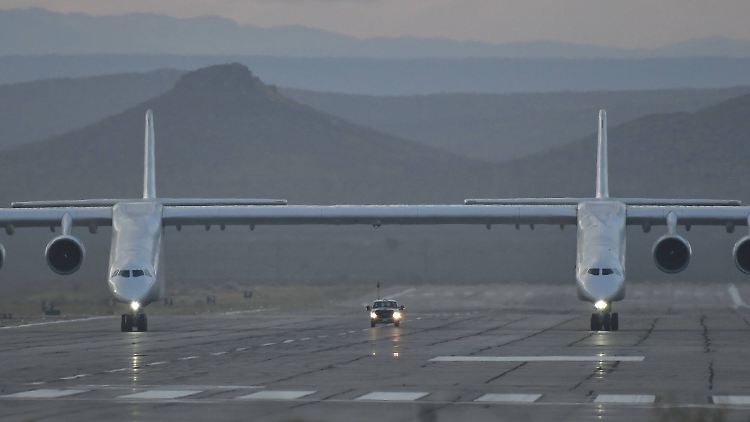 Sechs Jumbo-Triebwerke und fast 120 Meter Spannweite: Der Stratolauncher soll kostengünstige Transportflüge ins All ermöglichen.