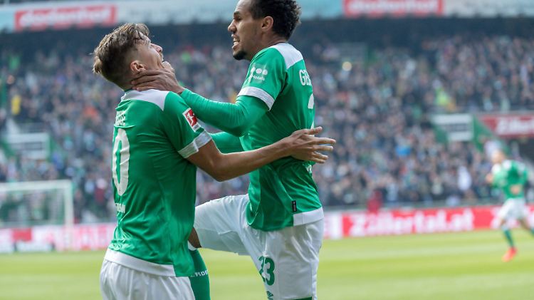 Norddeutsche Zärtlichkeiten: Gebre Selassie (r.) macht gegen Freiburg das 2:0, hält Werder auf Europapokal-Kurs und Kruse damit vielleicht an der Weser.