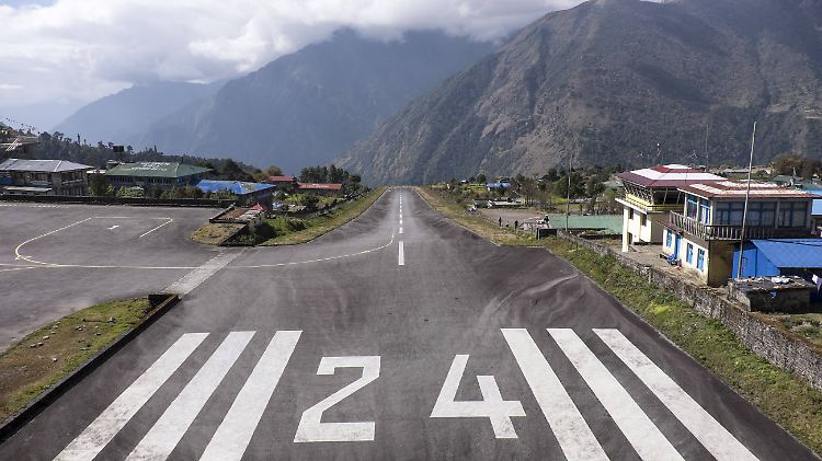 527 Meter lang und abschüssig - die Startbahn des Flughafens in Lukla.