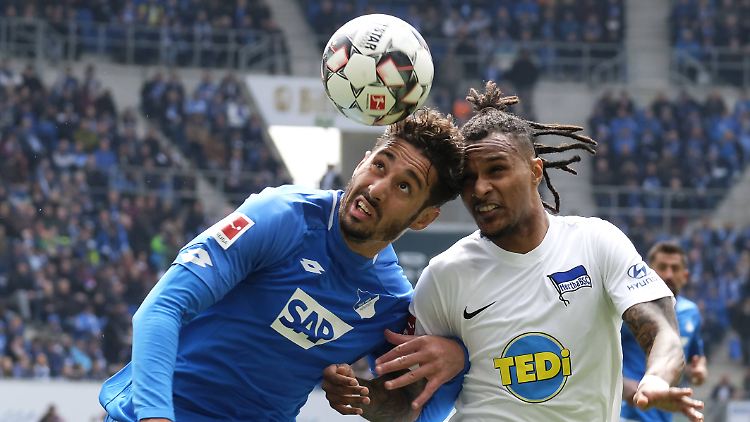 Belfodil siegt im Kopfball-Duell gegen Lazaro. 