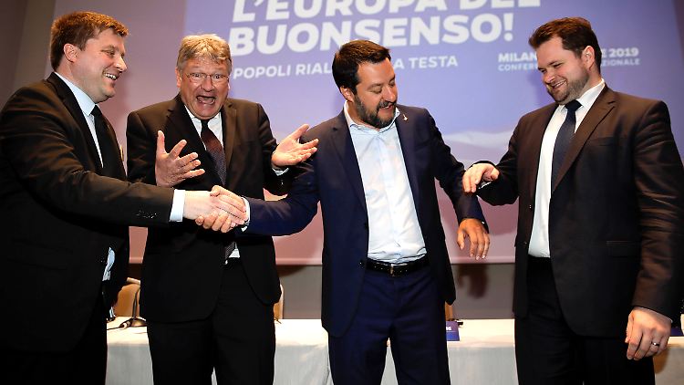 Wirkt noch ein wenig durcheinander: Olli Kotro, Jörg Meuthen, Matteo Salvini und Anders Vistisen in Mailand.