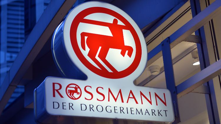 Rossmann-Kunden schlendern gerne durch die Regalreihen.
