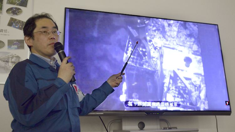 Ein Tepco-Mitarbeiter erklärt die Bergungsarbeiten im Reaktor 3 des Atomkraftwerks Fukushima.