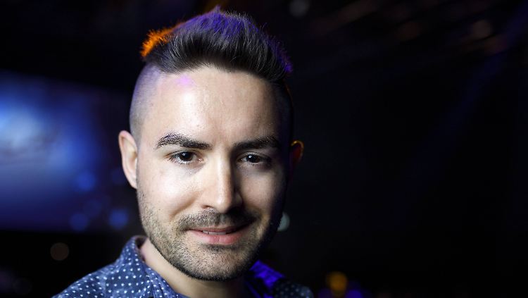 Hören wir da etwa Schmetterlinge in seinem Bauch fliegen? Menderes Bagci.