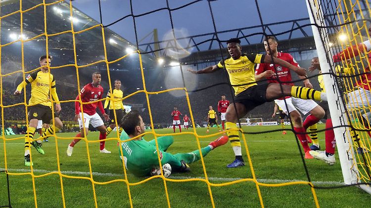 Roman Bürki begräbt die Mainzer Hoffnungen auf den späten Ausgleich unter sich - und hält den Dortmunder Titeltraum am Leben.