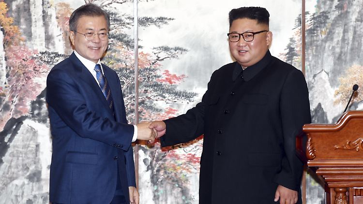 Südkoreas Präsident Moon (l.) und Kim Jong Un sahen sich zuletzt im vergangenen September.