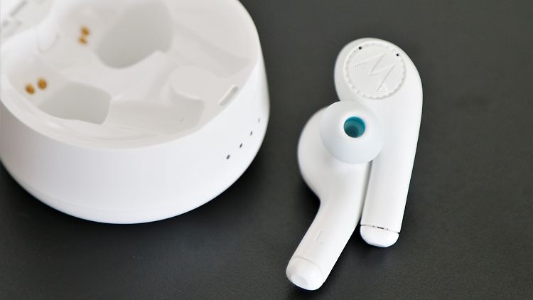 Verve Buds 500: Motorolas weiße Stöpsel erinnern an Apples Airpods. 