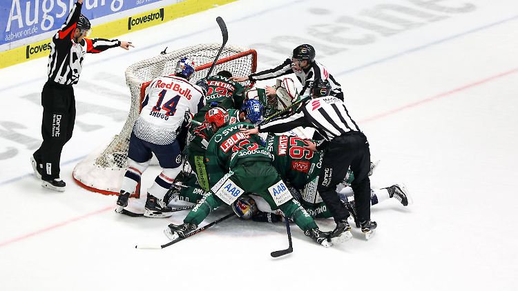 Die Augsburger Panther und Red Bull München liefern sich im Halbfinale der DEL eine sehr enge Serie.