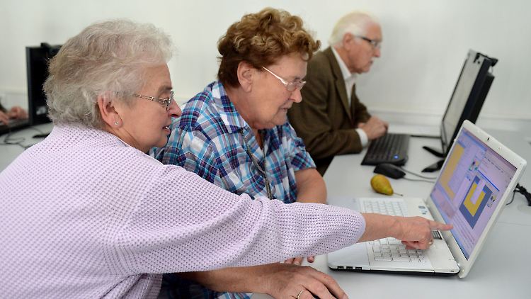 Computerkurse für ältere Menschen: Umschulungen würden sich noch lohnen, geben Ökonomen zu bedenken.