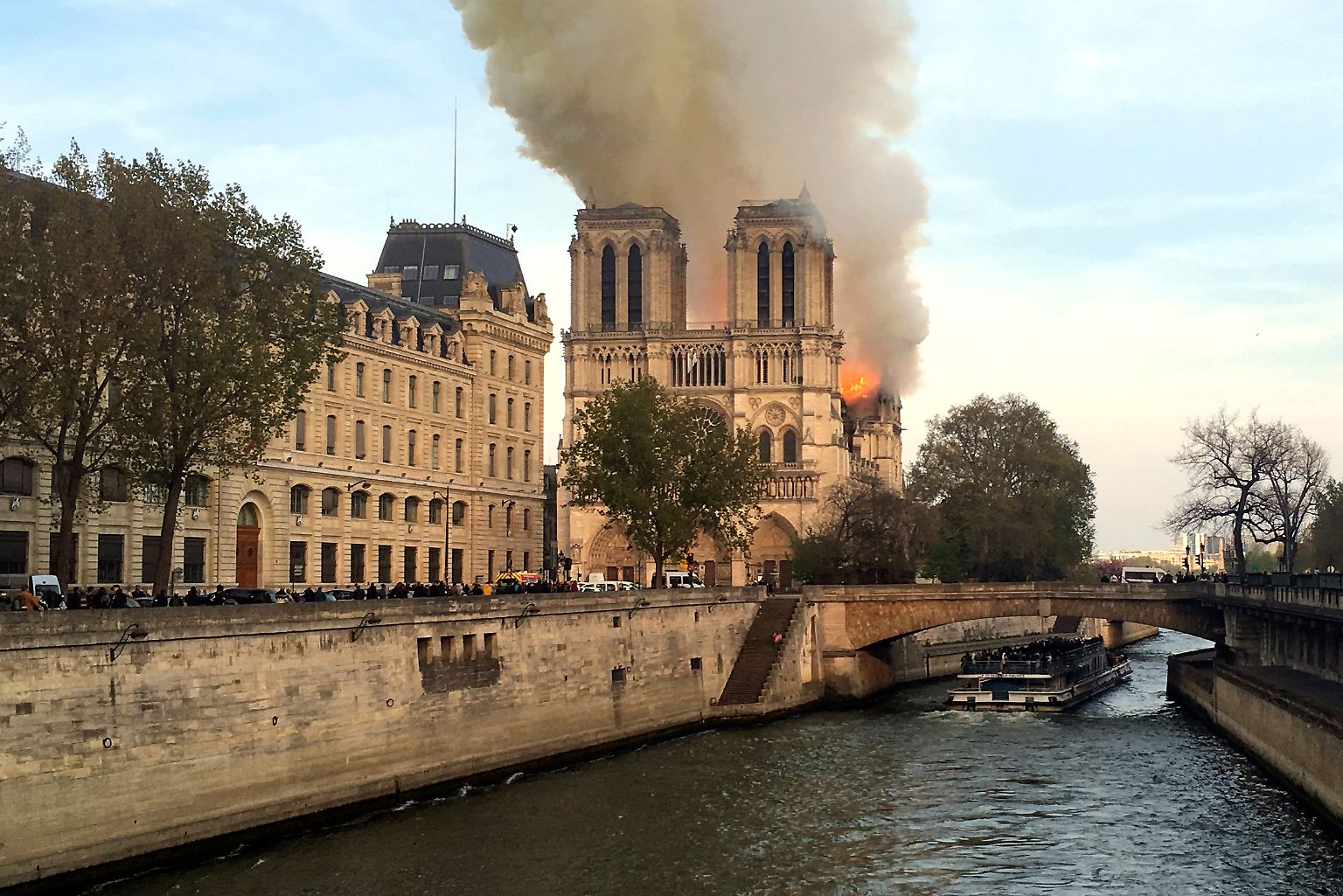 In der weltberühmten Kathedrale Notre-Dame in Paris ist ein Feuer ausgebrochen.