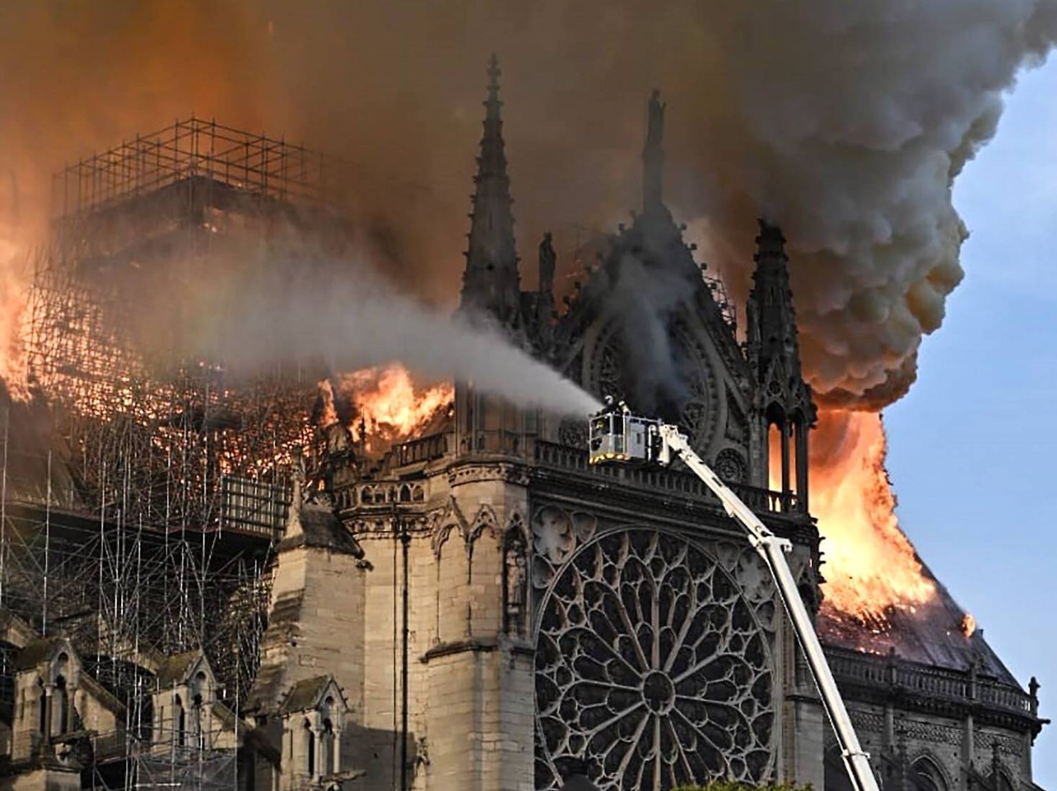Der Großbrand im Dachstuhl der Kathedrale Notre-Dame am 15. April 2019 im Zentrum von Paris trifft Frankreich ins Mark: ...