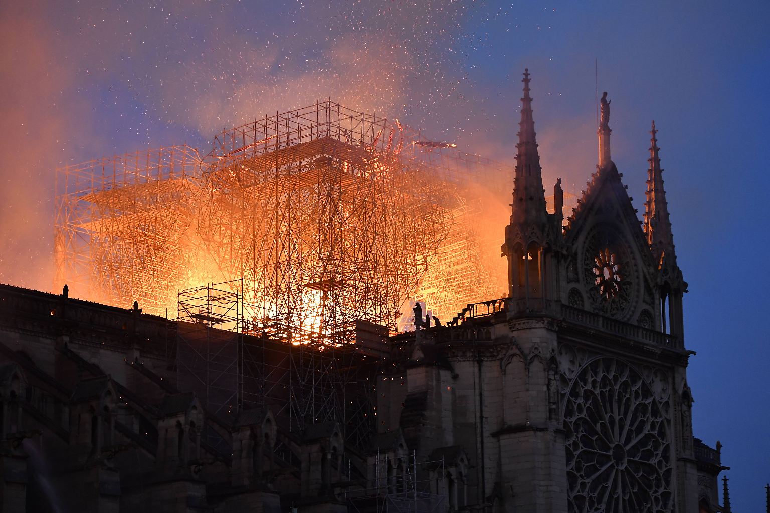 Es sind furchtbare Bilder, die am 15. April 2019 um die Welt gehen.