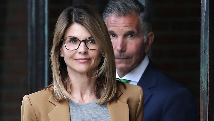 Lori Loughlin und ihrem Ehemann Mossimo Giannulli werden Bestechung und Geldwäscherei vorgeworfen.