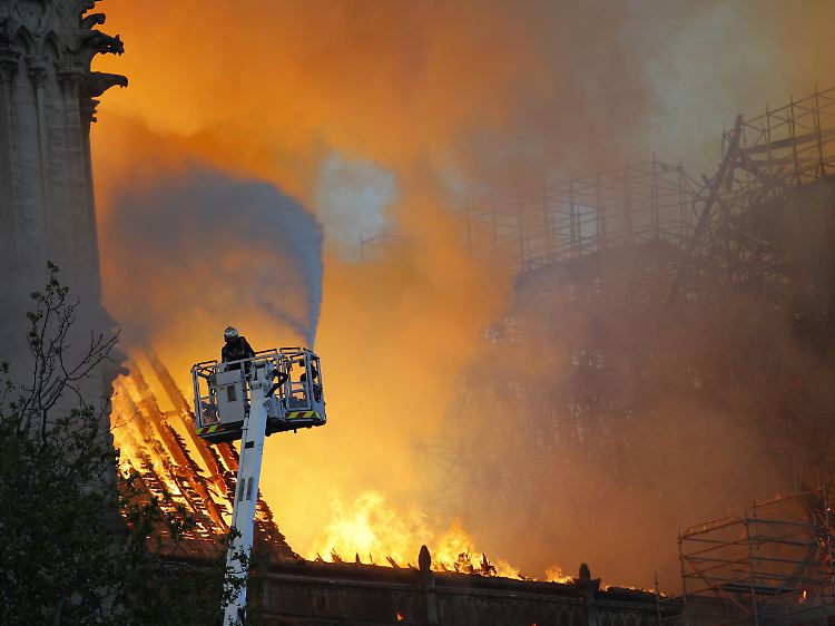Alles richtig gemacht: ein Pariser Feuerwehrmann beim Kampf gegen die Flammen in Notre-Dame.