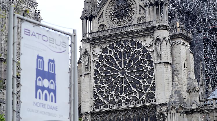An der Fassade sind deutlich die Brandspuren zu erkennen.