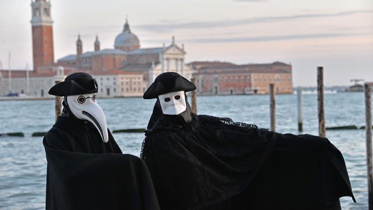 Eine sogenannte Pest-Maske (l.) beim Karneval in Venedig: Der letzte Pestausbruch in Europa war 1945 in der italienischen Stadt Tarent.