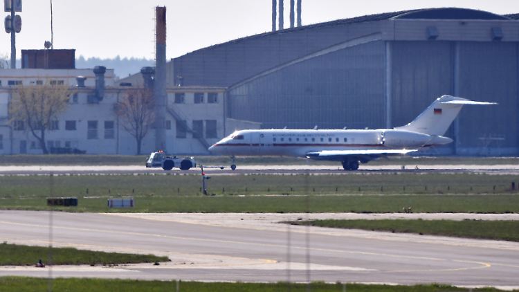 Der Jet der Flugbereitschaft am Flughafen Schönefeld.