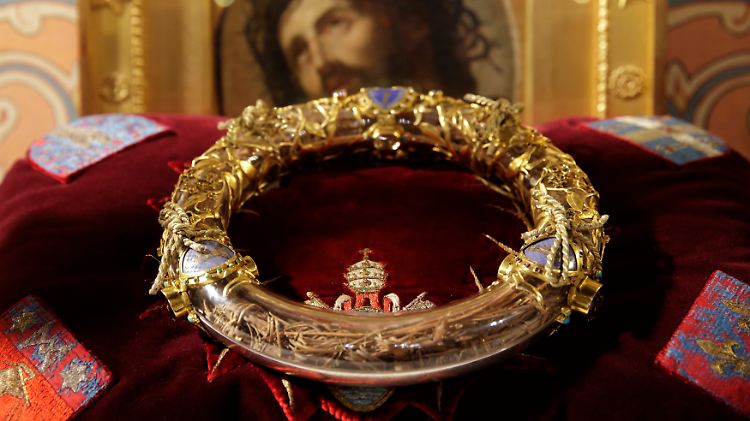 In der Dornenkrone ist ein  Zweig der Dornenkrone von Jesus Christus enthalten, die er bei der Passion getragen haben soll. Sie wurde einst von Ludwig IX. (1214 -1270) vom Byzantinischen Kaiser erworben.