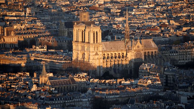 Notre-Dame thront über ganz Paris - hier auf einer Aufnahme von 2016.