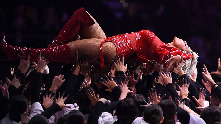 Die Fans tragen sie sicher auch nach ihrem Geständnis weiter auf Händen: Bebe Rexha.
