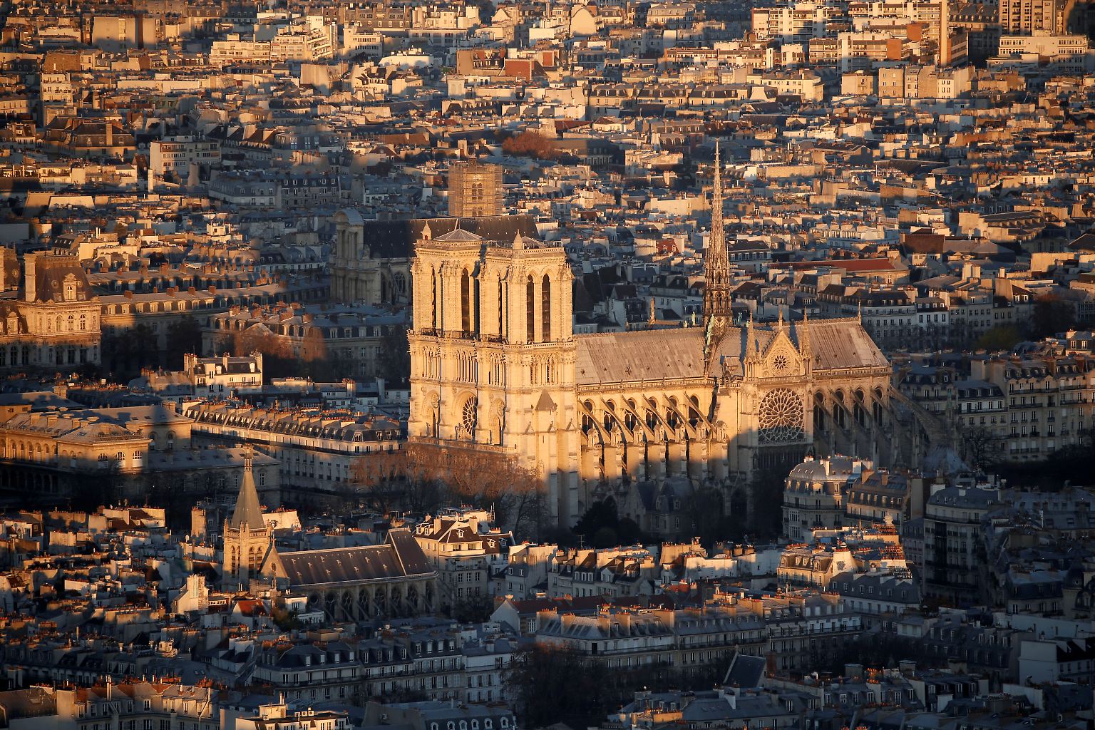 Sie gilt als eines der imposantesten Bauwerke gotischer Architektur: die Kathedrale Notre-Dame im Herzen von Paris.