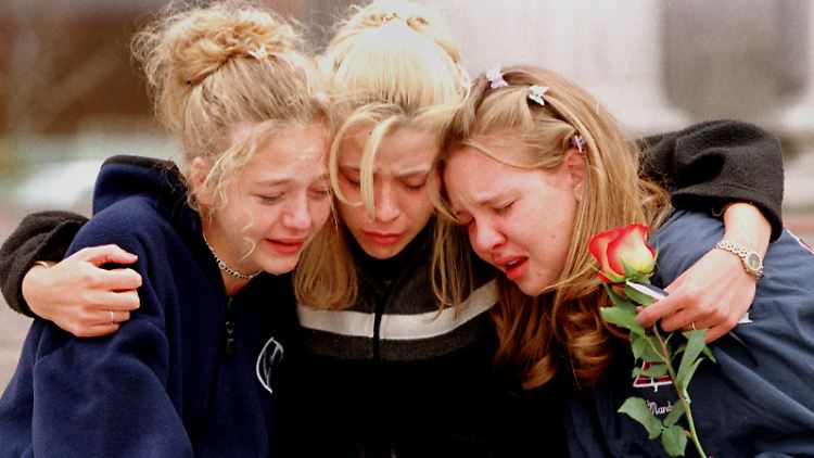 Schülerinnen der Columbine Highschool trauern am Tag nach dem Amoklauf.