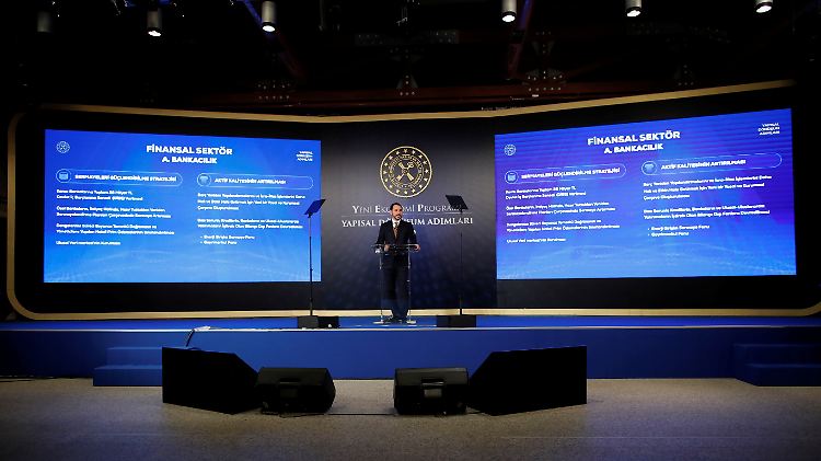 Der türkische Finanzminister und Erdogan-Schwiegersohn Berat Albayrak bei der Präsentation seines Konjunkturprogramms in Istanbul vor einer Woche.