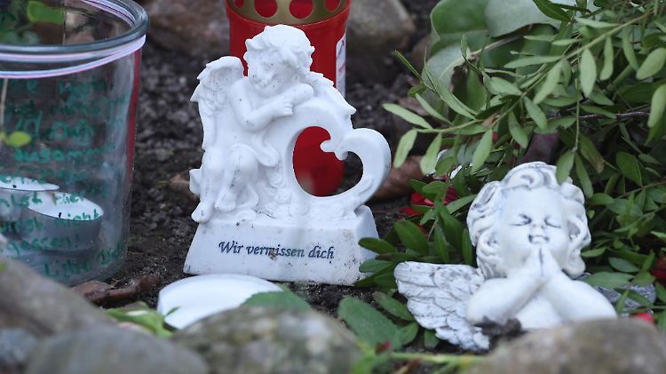Vor der Haustür des Opfers in Zinnowitz stehen Kerzen und Kränze: Im Fall Maria meldet die Polizei jetzt zwei Festnahmen.