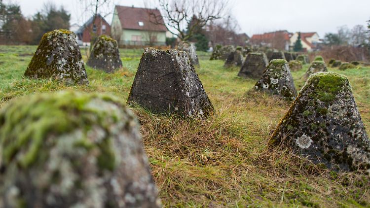 Reste von Panzersperren des Westwalls, einer "Verteidigungslinie" Nazi-Deutschlands im Westen, die sich über rund 630 Kilometer erstreckt hat. 