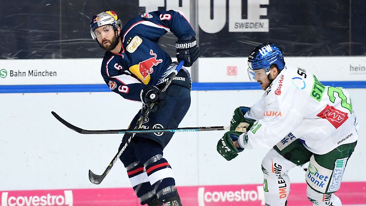 Der Münchner Daryl Boyl (l.) und der Augsburger David Stieler kämpfen um den Puck.