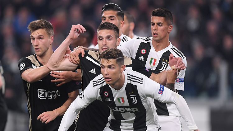 Cristiano Ronaldo traf zwar gegen Ajax, aber Amsterdam traf in Turin zweimal - und kam deshalb weiter.