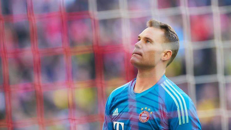 Die Verletzung an der Wade ist nicht so schlimm. Das sagt Manuel Neuer während einer Pressekonferenz beim FC Bayern.