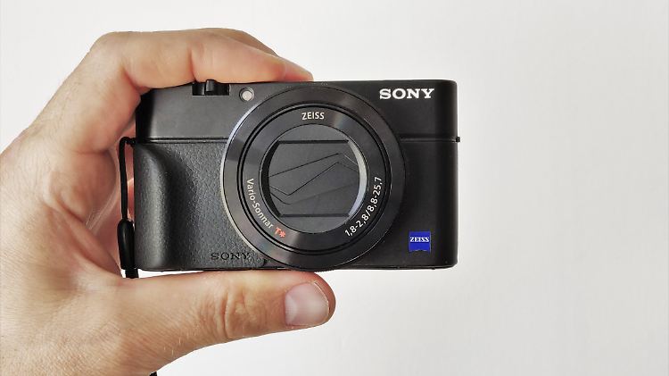 Kompaktkameras wie die Sony RX100 III passen in fast jede Hosentasche.